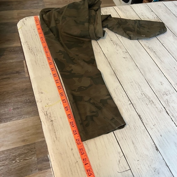 Lululemon Run Inspire Crop |I Legging Savasana Camo
Fatigue Green Size 4 - Picture 9 of 9
